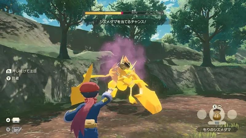 Pokémon LEGENDS アルセウスのゲームプレイ画像。主人公がシズクモを捕獲しようとしている戦闘シーン。